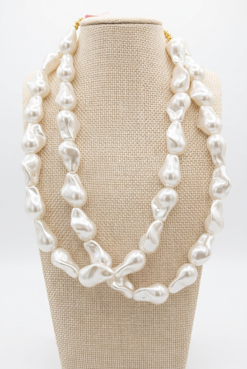 Chunky pearl necklace